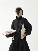 機能的なメッシュデザインのアウトドアスポーツジャケットとロングスカートのセットアップ対応