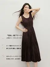 紅い袖のデザインワンピース【ビーズ付き・不規則なプリーツ・ノースリーブ・Uネック・ロング】