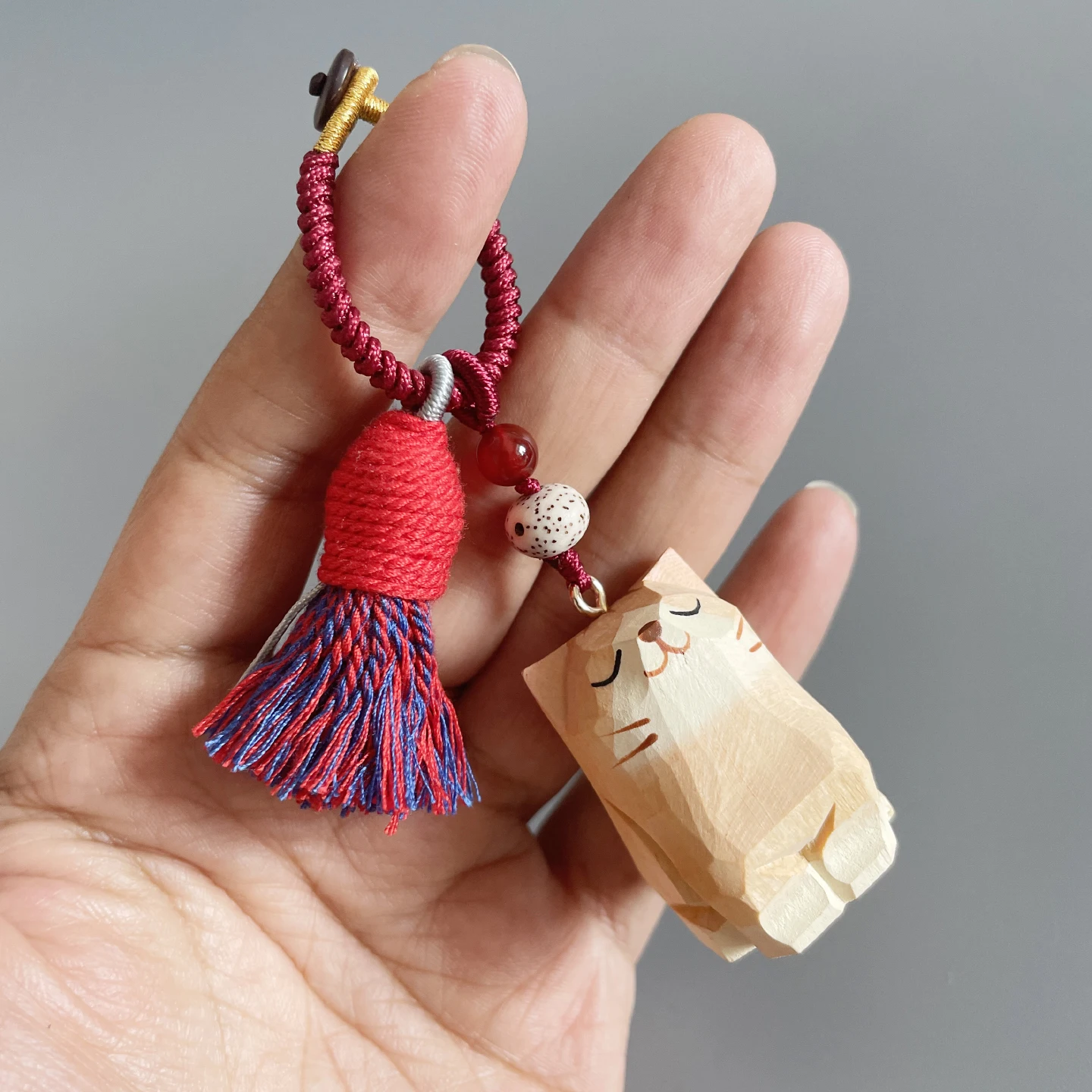 手作り彫刻木製猫のブレイドキーホルダー：猫好き向けの実用小物プレゼントガイド
