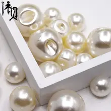 上品なデザインのパールボタンカーディガン【米白・女性用・アクセント付き】