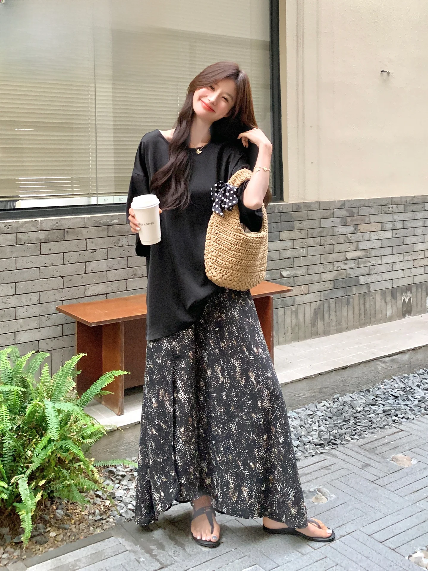1ヶ月着回しコーディネートで失敗しない方法は？黒のオフショルダーブラウ スとフラワースカートの使い方を徹底解説