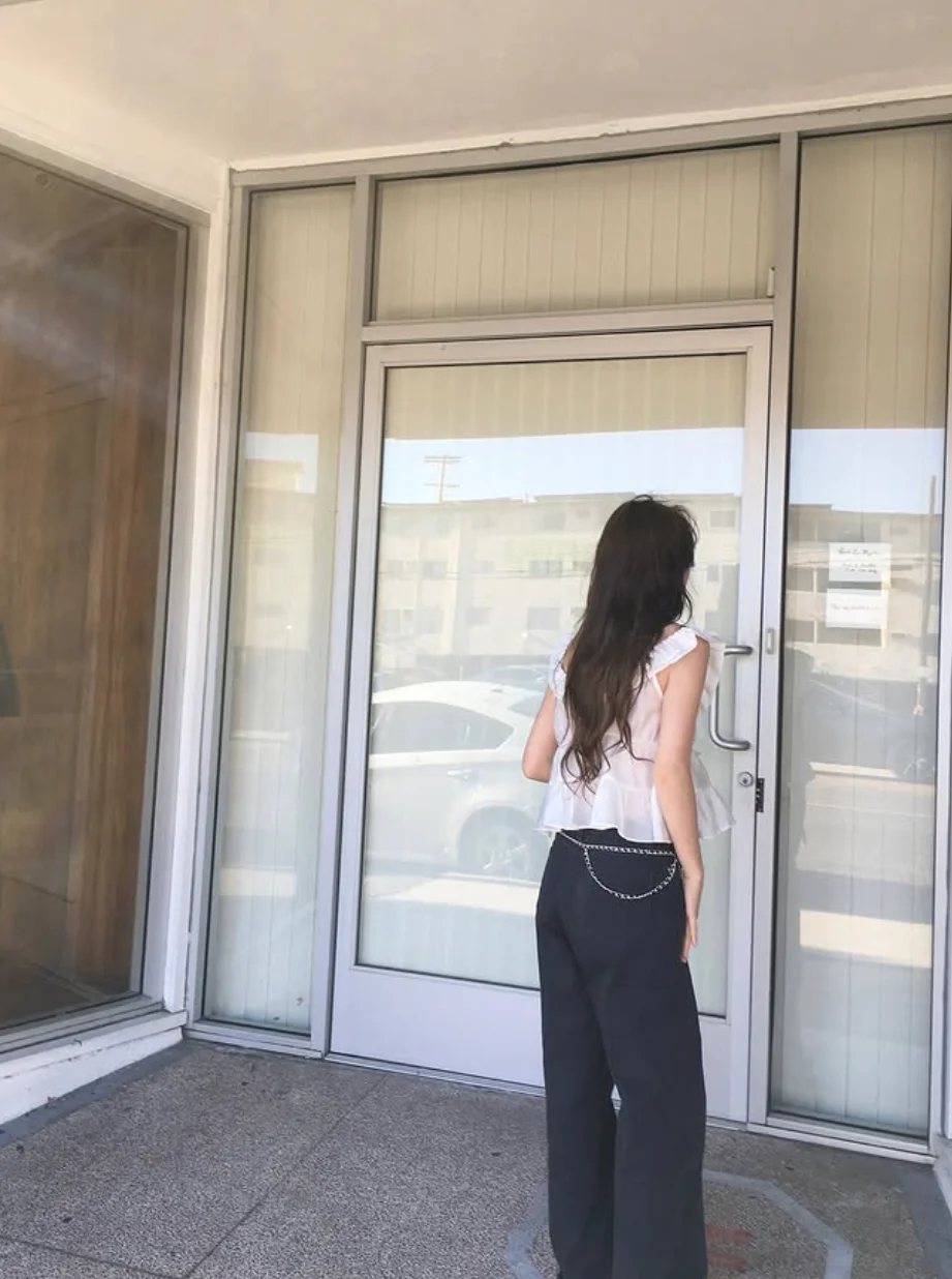 「フリルと大きな襟」が春の気分を救う？ お洒落なブラウス選びの本質とは