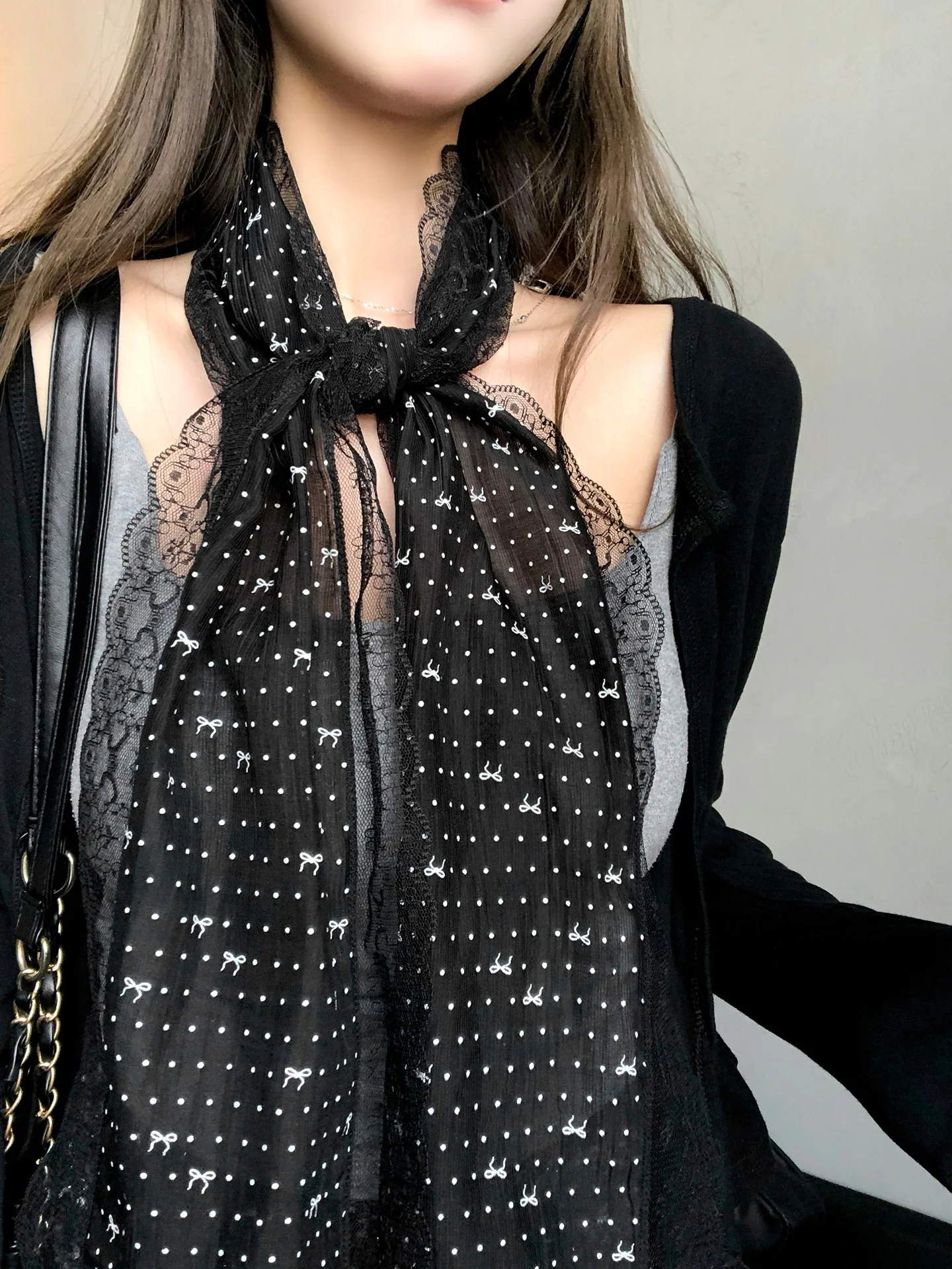 黒いドット柄リボン付きロングスカーフ：春夏季のファッションアクセサリーとしての実用性とデザイン特性
