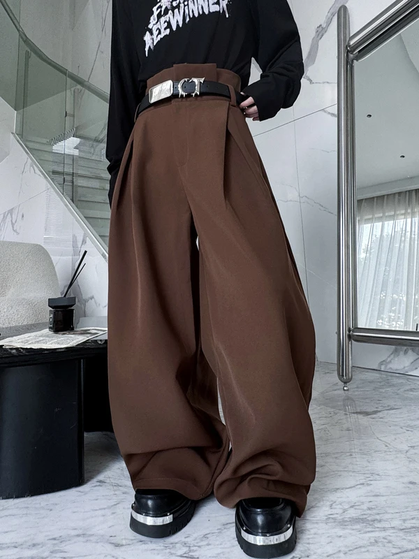 立体プリーツワイドパンツ：裾折りが服装バランスを整える実用的なデザイン