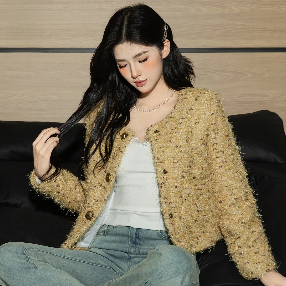 シンプルファッションの秋に、どんなアウターが最も心を和ませるのか？