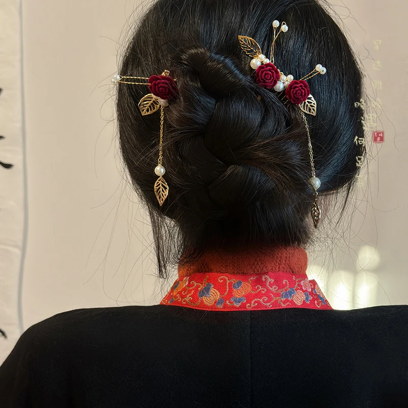 ピンをを使ったヘアアレンジで実現する華やかな赤いベルベットパールフリンジ髪飾りの使い方