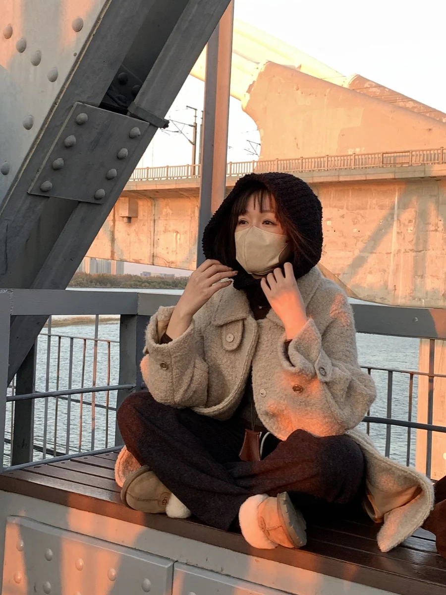 可愛いテディベアボタン付きニット帽：女性向けソフトタイプの秋のスタイリングガイド