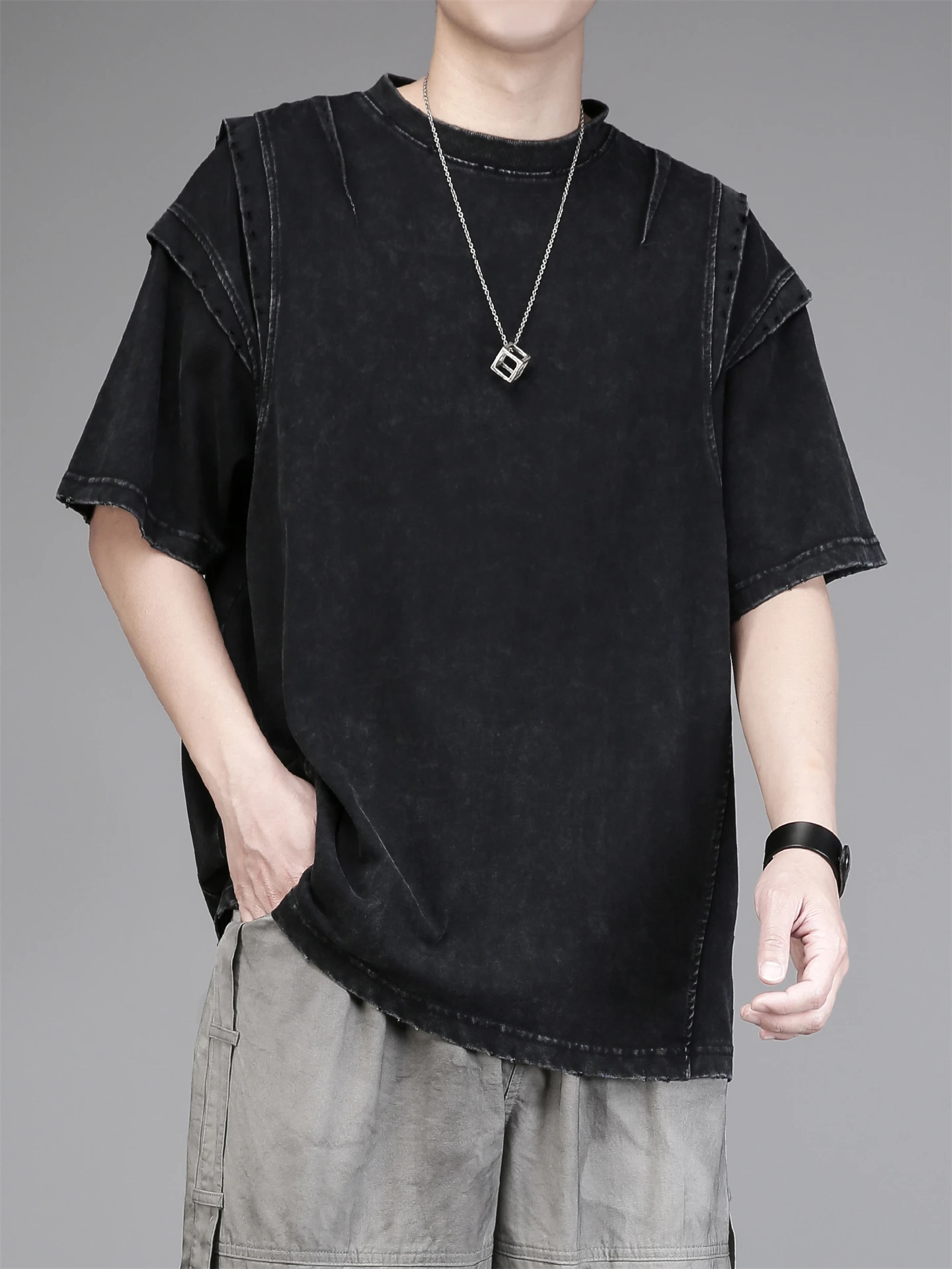 黒Tシャツが色褪せするのを防ぐには？ア  ンティーク風の重厚感あるTシャツが解決する理由