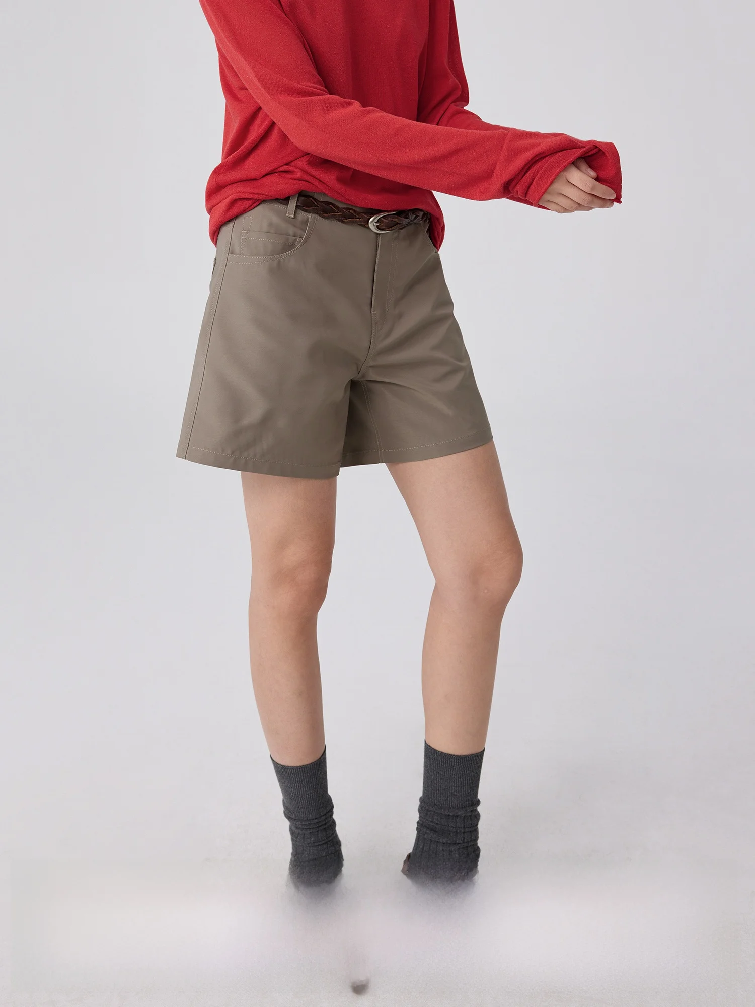 ガードルショーツは本当に必要？通勤スタイルに合う「スタイリッシュなハイウエストショートパンツ」の選び方