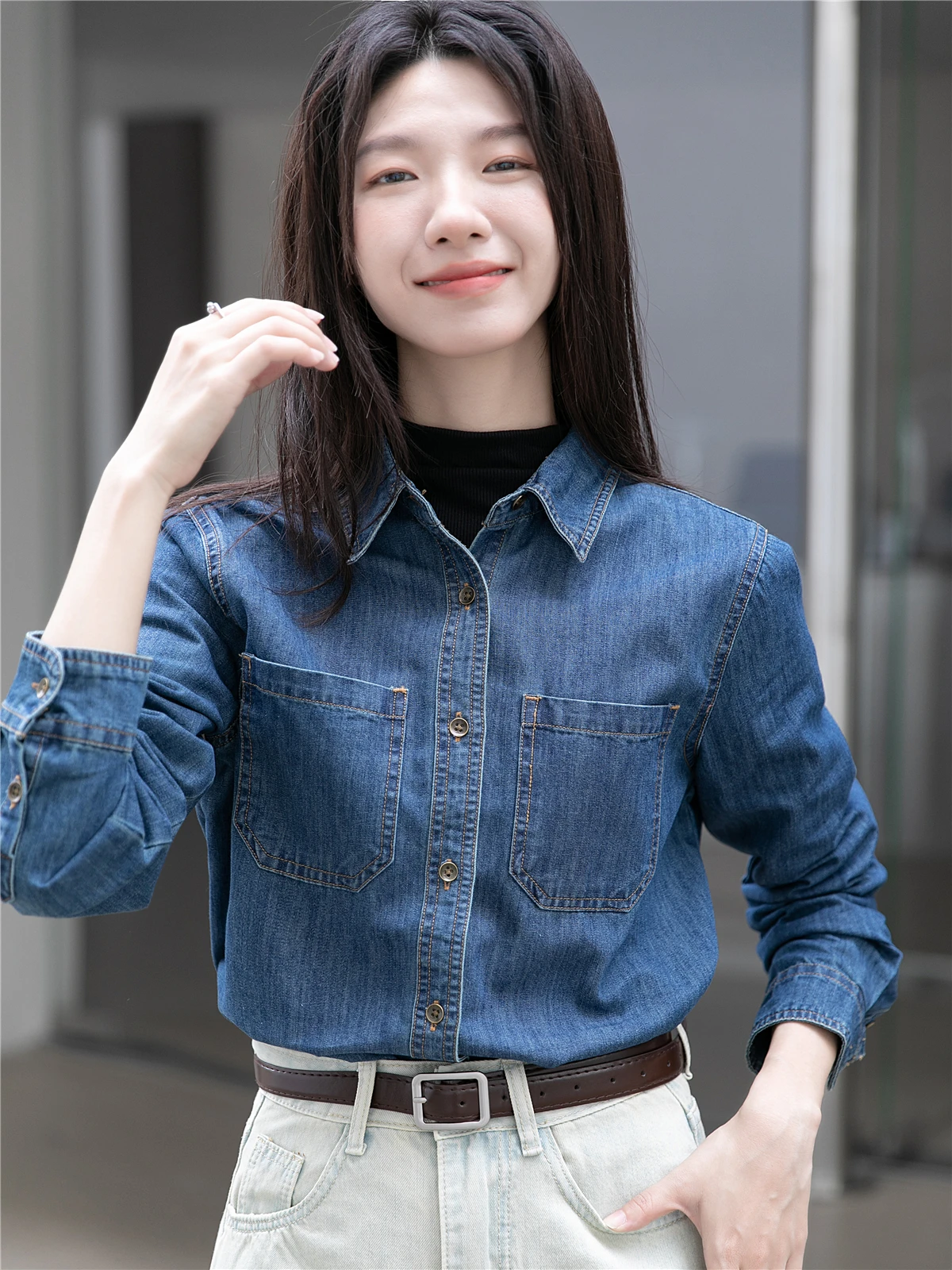 後ろ姿に優しいデニムブラウスは、本当に存在するのか？