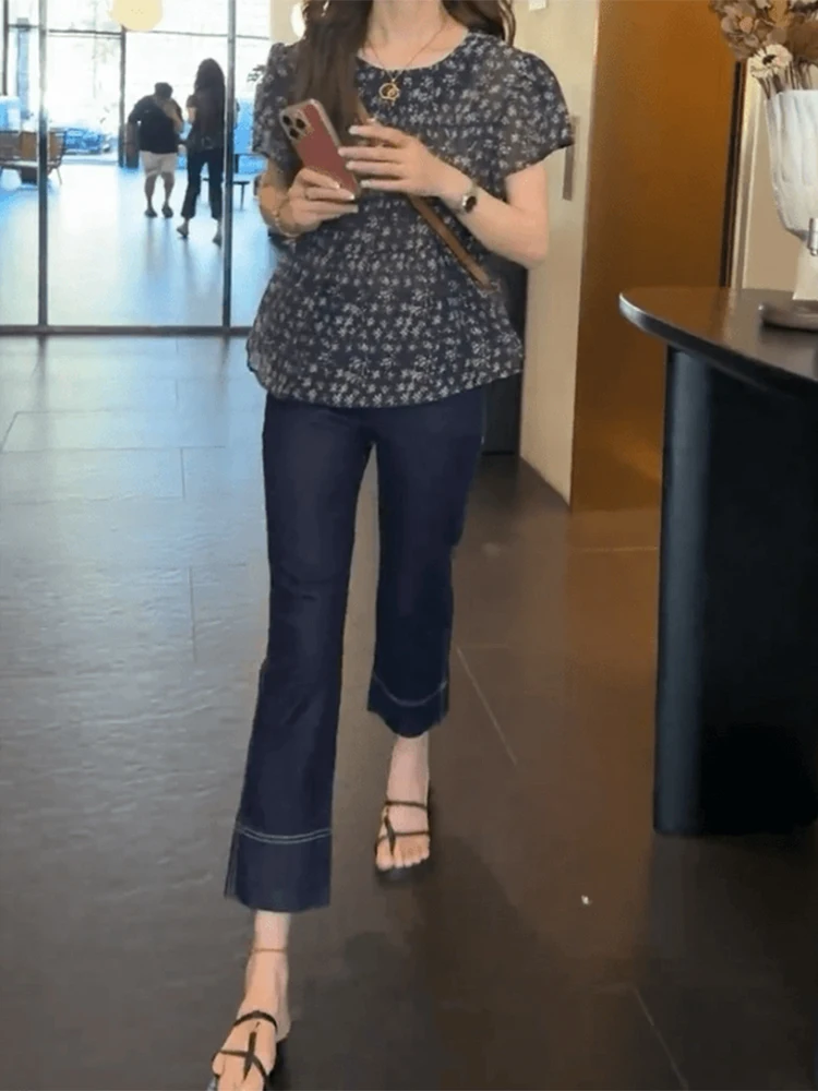 深い青色のス トレートパンツ：女性向けハイウエストカバー着こなしの実用ガイド