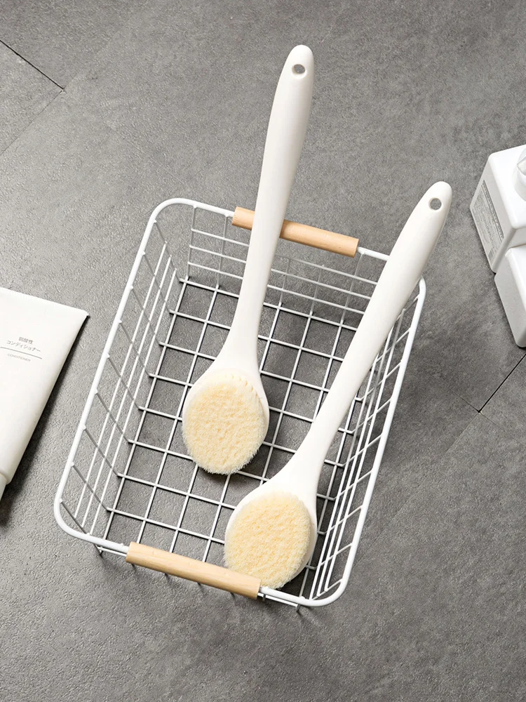長柄ボディブラシ：柔らかい毛で角質除去と背中洗いを実現