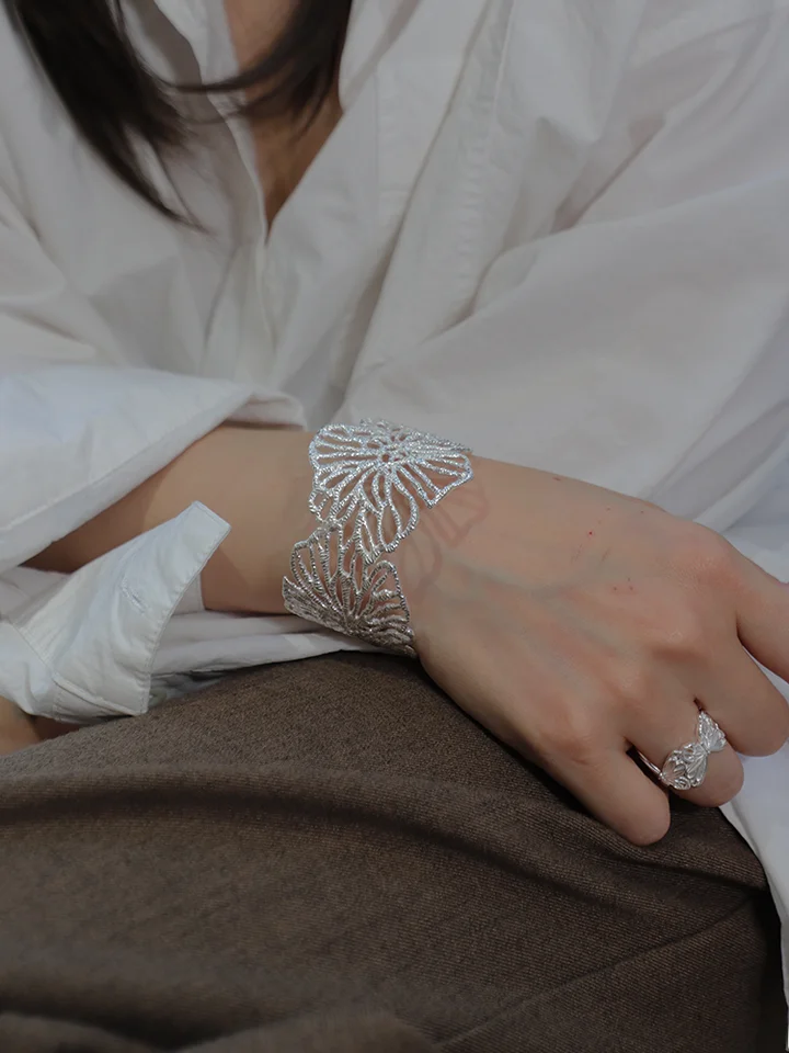 S925純銀製の透かし花モチーフ広幅バングル【調整可能・オープンタイプ】