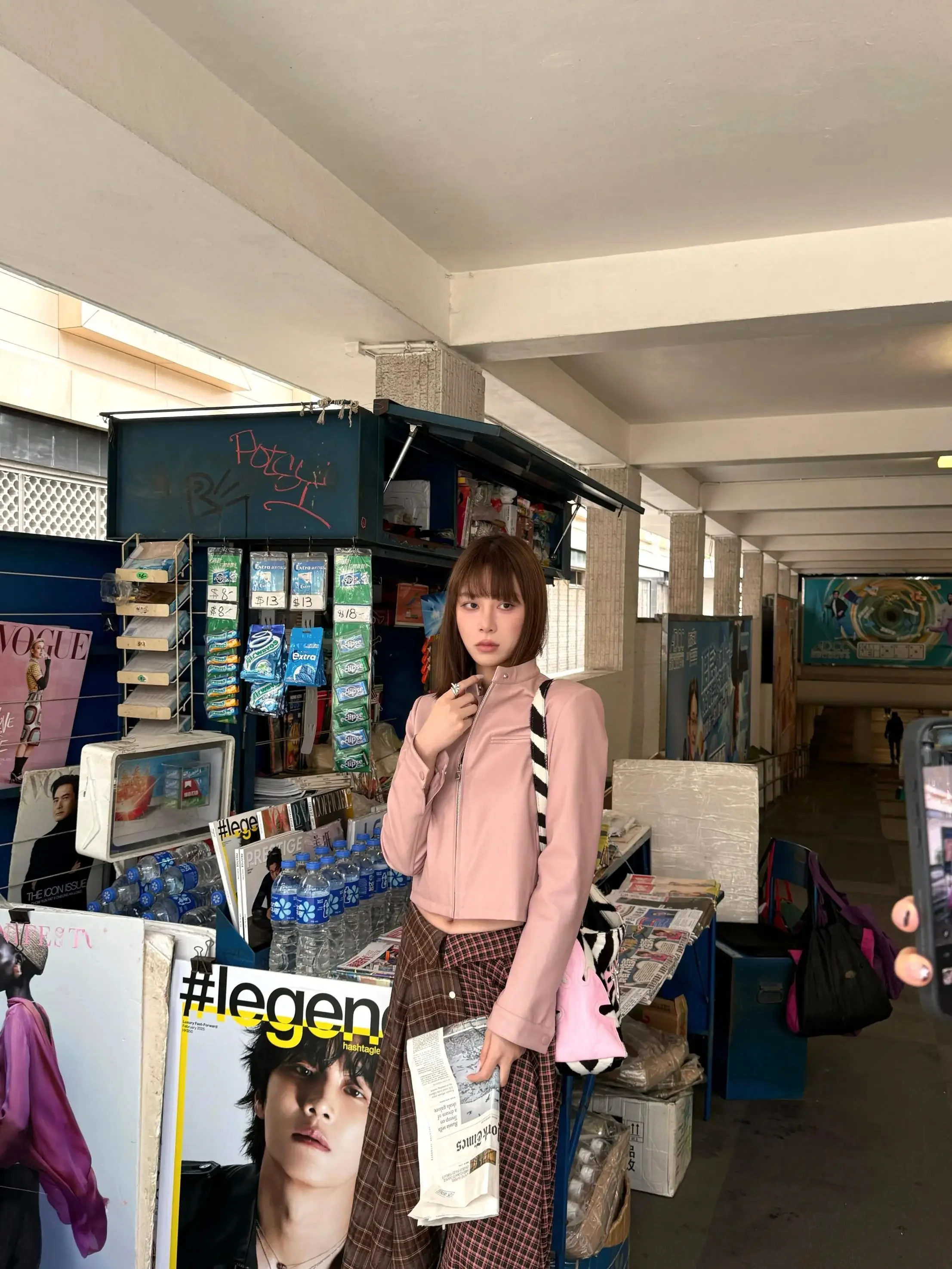 春の花のようなピンクの皮革シャツとチェック柄フレアスカート：20代女性向けの春コーデに最適な2wayセット