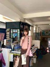 春の花のようなピンクの皮革シャツタイプチェック柄フレアスカート