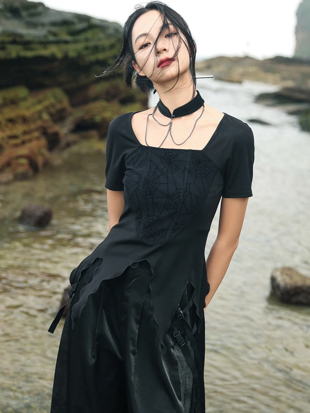 暗黒ロマンの夏をどう選ぶ？大青竜のゴシックTシャツがもたらす、不規則で魅せる新しいスタイルとは