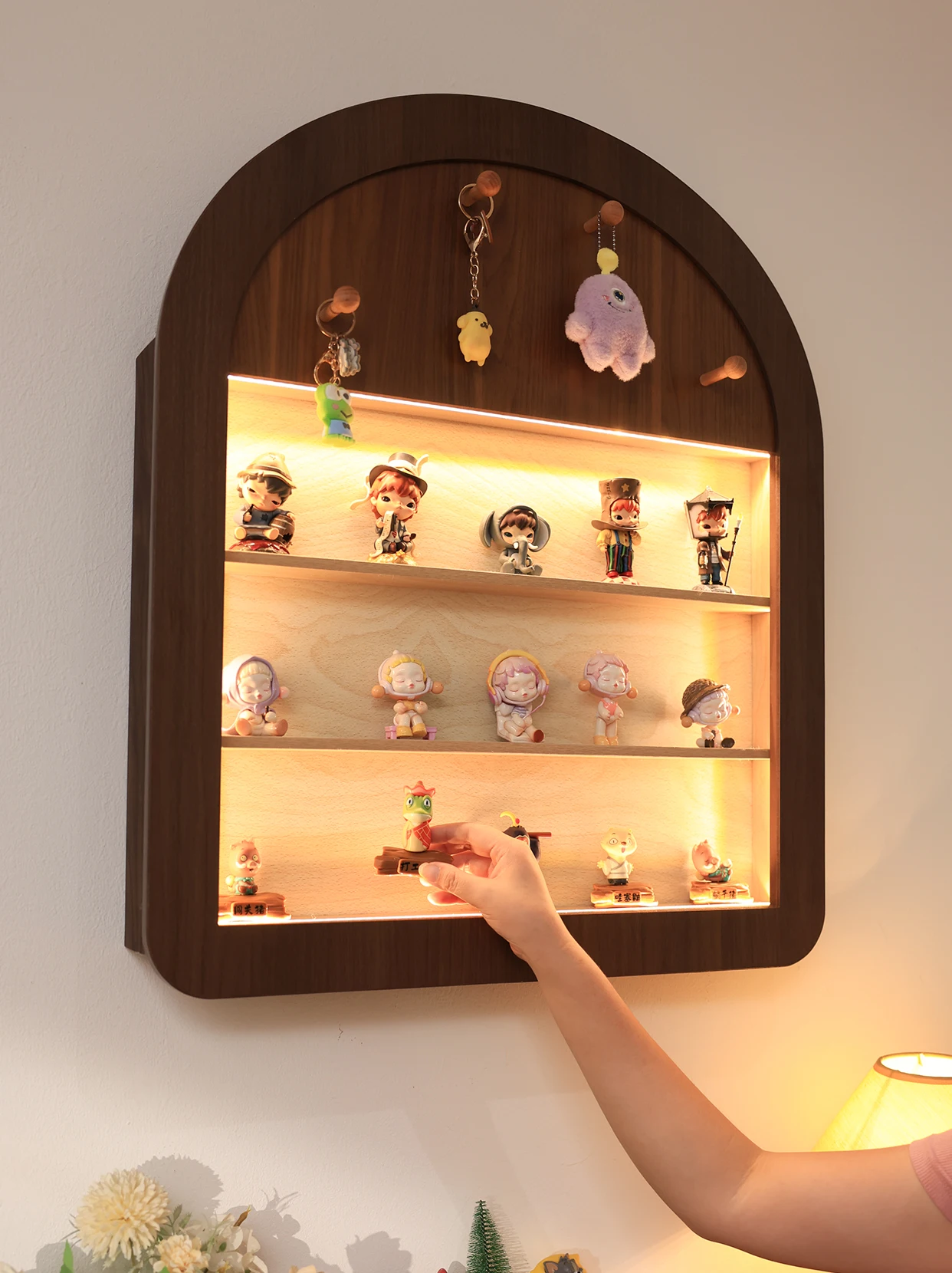 飾り棚にどんなアイテムを並べるか？電表ボックス用の収納展示ラックが解決する、暮らしの「美しさ」の秘密