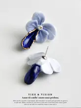 ブルーバタフライデザインの手描き陶器925シルバーイヤリング【レトロ花柄・小ぶり】