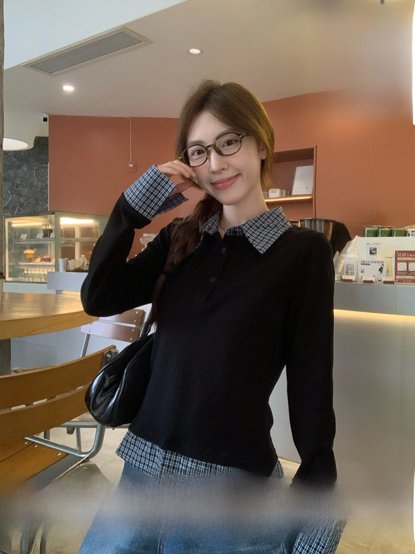 Tシャツの下に着る長袖インナー レディース おすすめモデル：黒ポロ襟デザインの秋冬対応長袖インナー