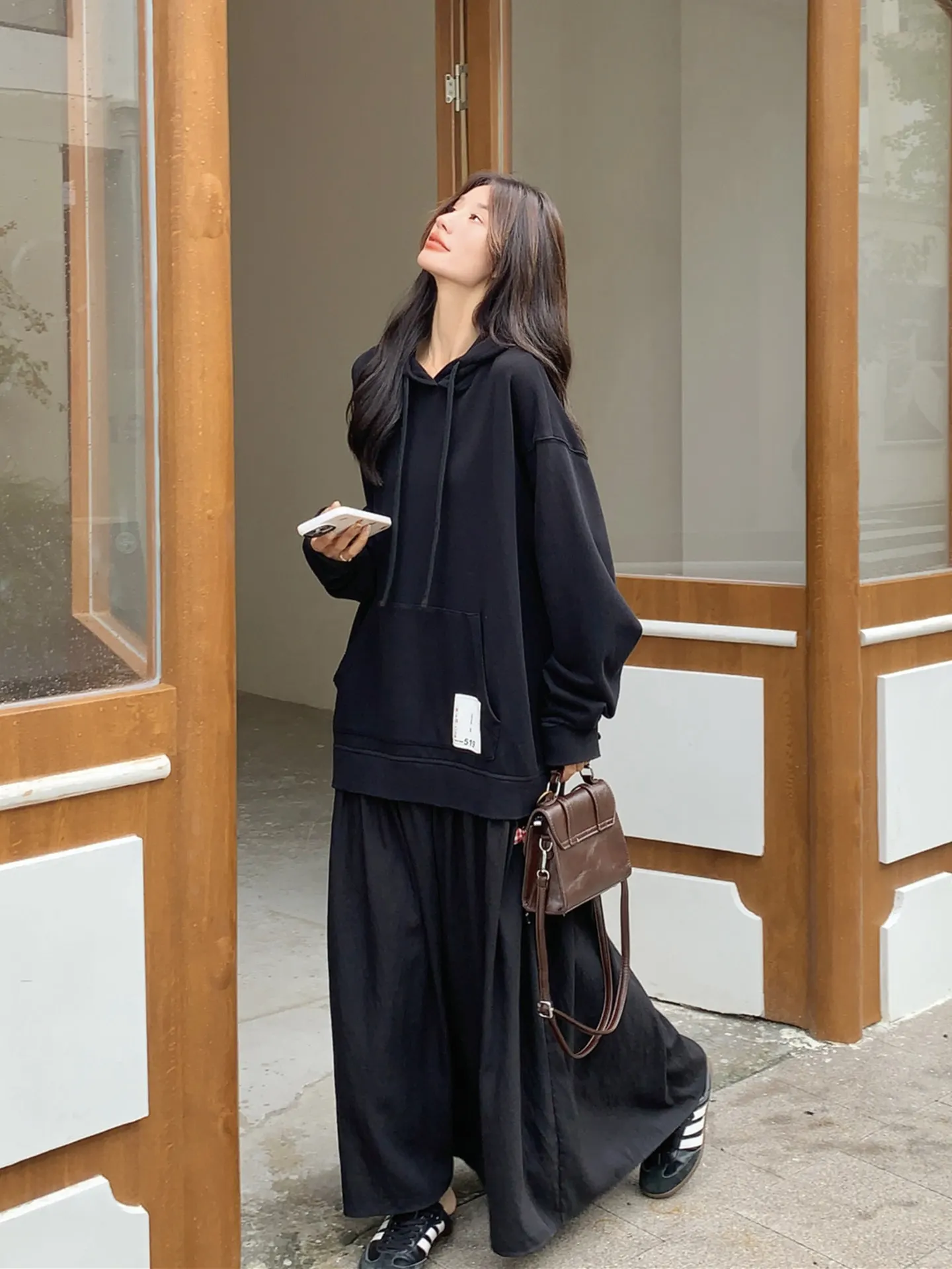 ロングワンピースコーデで失敗しない方法は？黒のゆるシルエットフード付きワンピースが解決する3つの理由