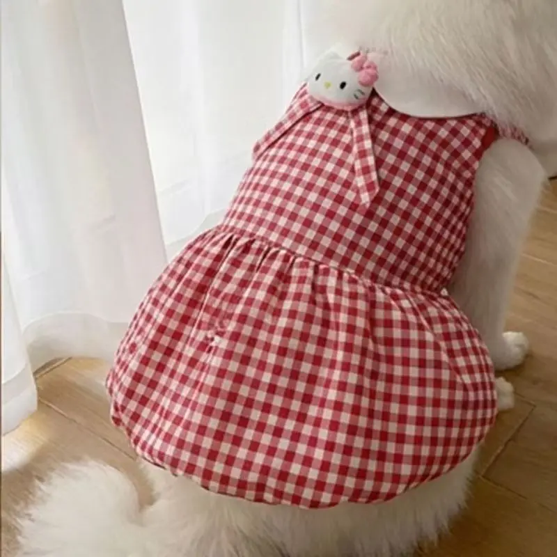 可愛いデザインの犬用ドレス：フリル付き格子柄が四季に適する日常スタイル