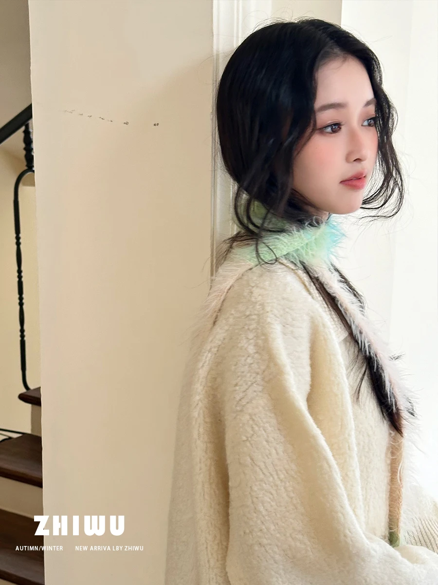 20代女性の冬に欠かせない「おしゃれなアクセント」は、このグラデーションの围巾なのか？