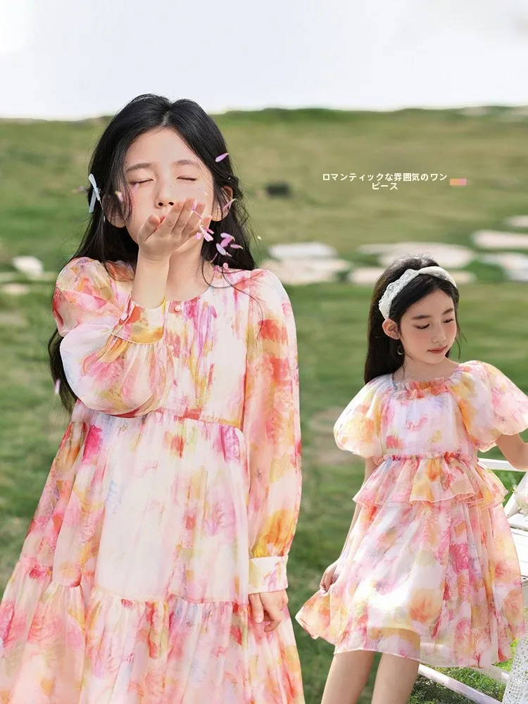 フラワープリントの長袖ワンピース：2歳女の子向けの春夏ファッションガイド