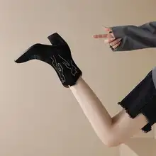 翻毛皮製のデザインショートブーツ【レディース・秋冬用・加絨・尖頭・太ヒール・刺繍入り】