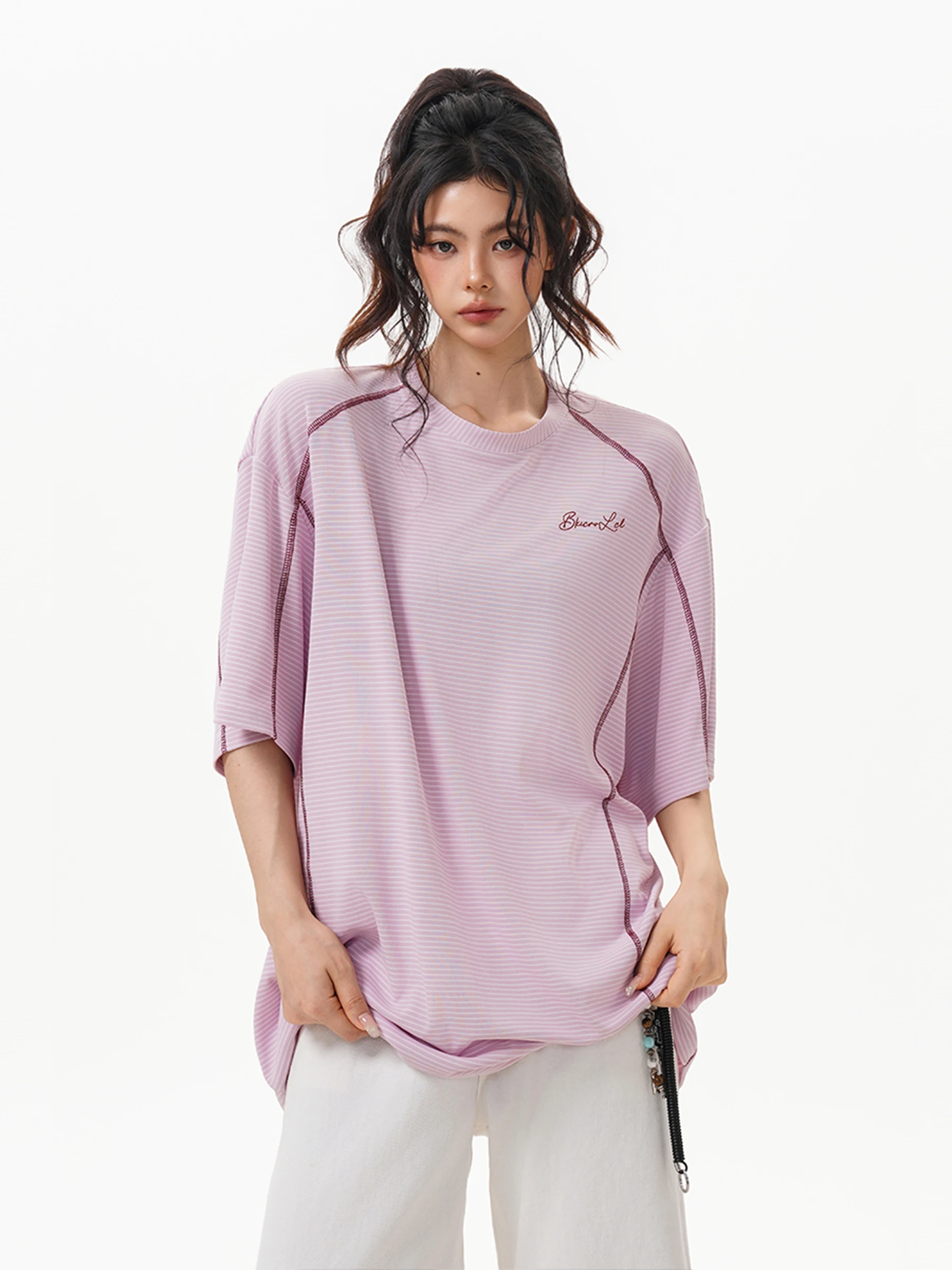 総柄Tシャツのデザインと機能：ストライプデザインのユニセックス半袖Tシャツを徹底解説