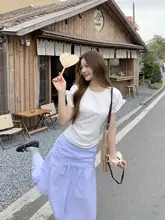 可愛らしい白いフリル袖トップスとストレートスカートの春向けコーディネート（セットアップ対応）