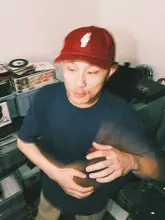 ファッションなバイカラーのキャップ【赤・黒・F字母デザイン】