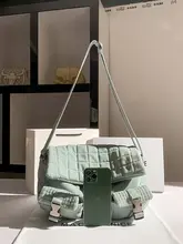 春季にぴったりの淡いグリーンのショルダーバッグ【通勤用・シンプルデザイン】
