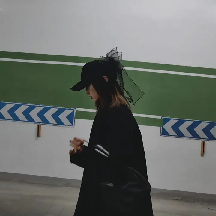 個性的な大きなリボン付きキャップ【黒・女性用・バッカ帽風】