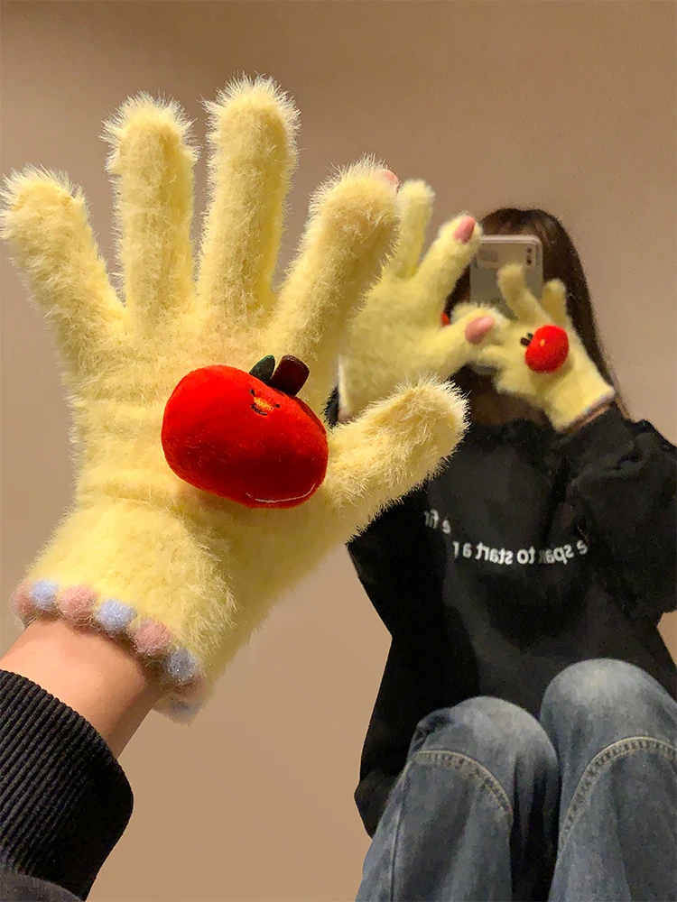 冬の通勤で手が凍るなら、このリンゴ柄の手袋が救う理由は？