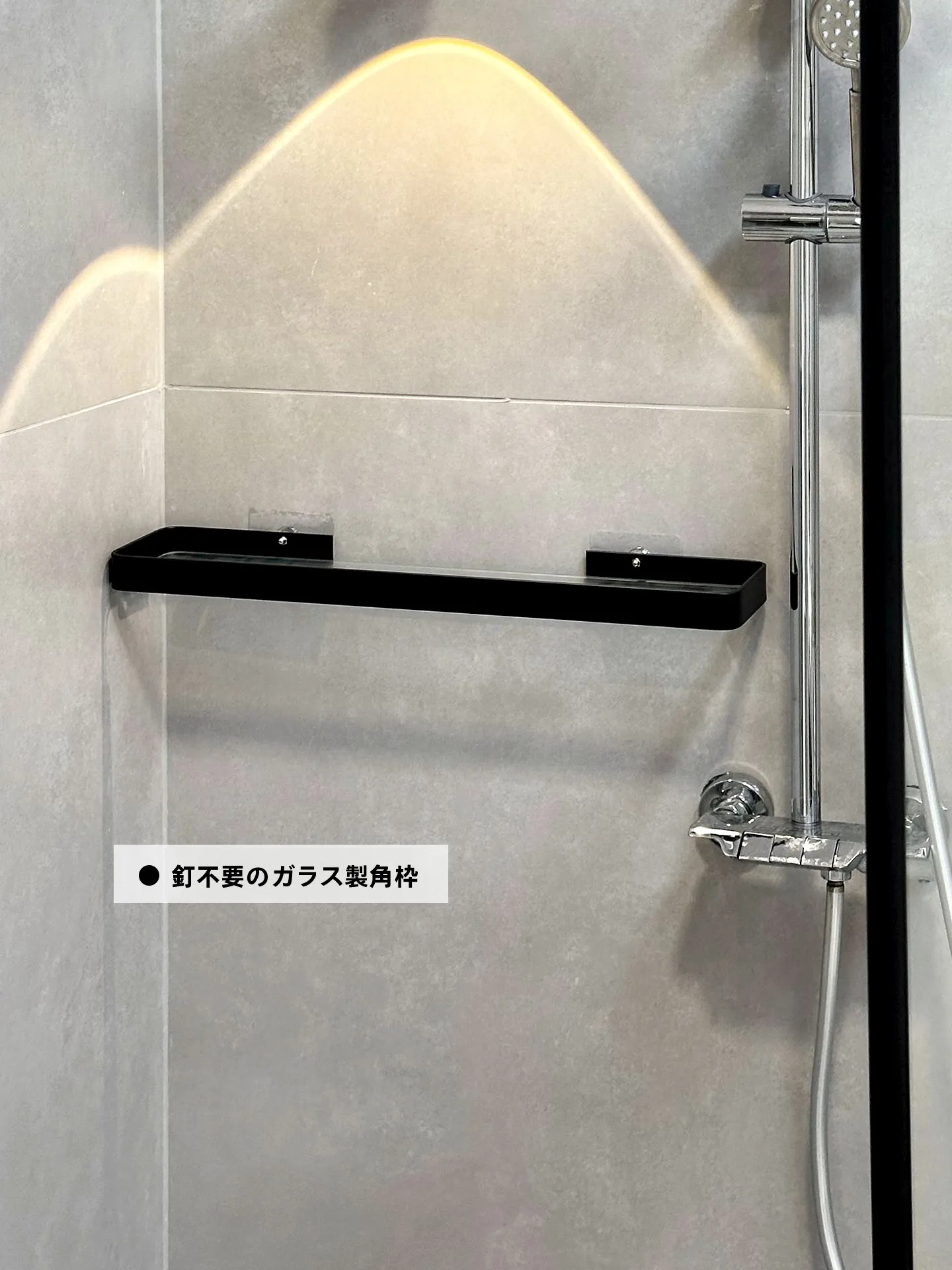 トイレ横の狭いスペースを有効活用！ガラス製壁掛け収納ラックの収納効率と実際の使い方