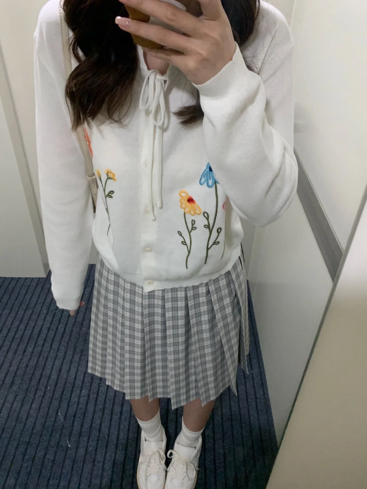 手作り刺繍の立体花デザイン編み上げカーディガン：かぎ針編み服の春夏向け実用性とデザイン特性