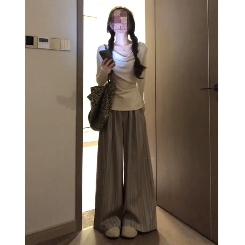 スニーカーに合わせやすいストライプハイウエストワイドパンツのコーデガイド