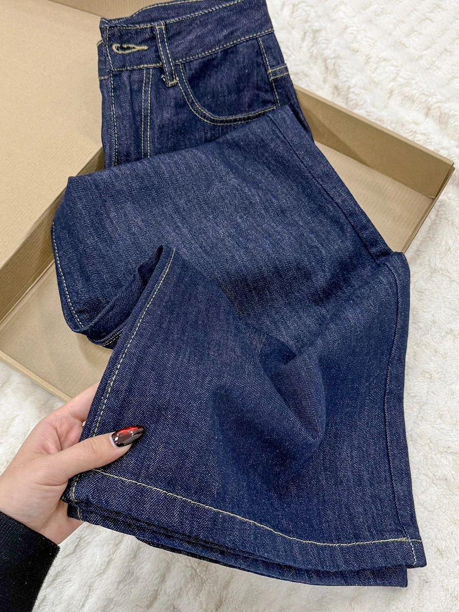 高腰デニムパンツは小柄向けの長めのスタイルでどのようなフィット感を実現するのか
