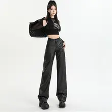 ハイウエストの黒いストレートレザー調パンツ【シンプル・フィット・春用】