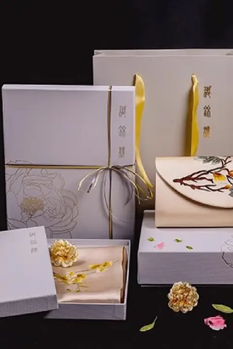 シルク製 手刺繍の花柄小ハンカチ【二重生地・伝統工芸】