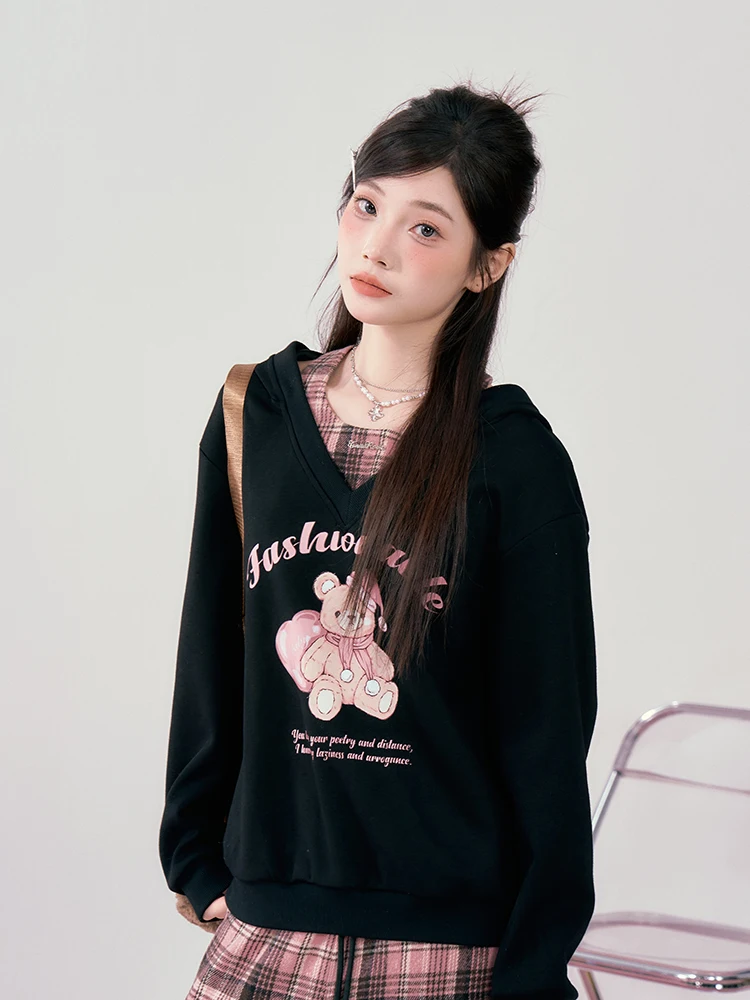 ブラックフード付き熊のプリントスウェット：かわいいデザインとゆったり感のバランスを実現