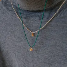 デザインアクセントの金色バラネックレス【個性的でエレガント】