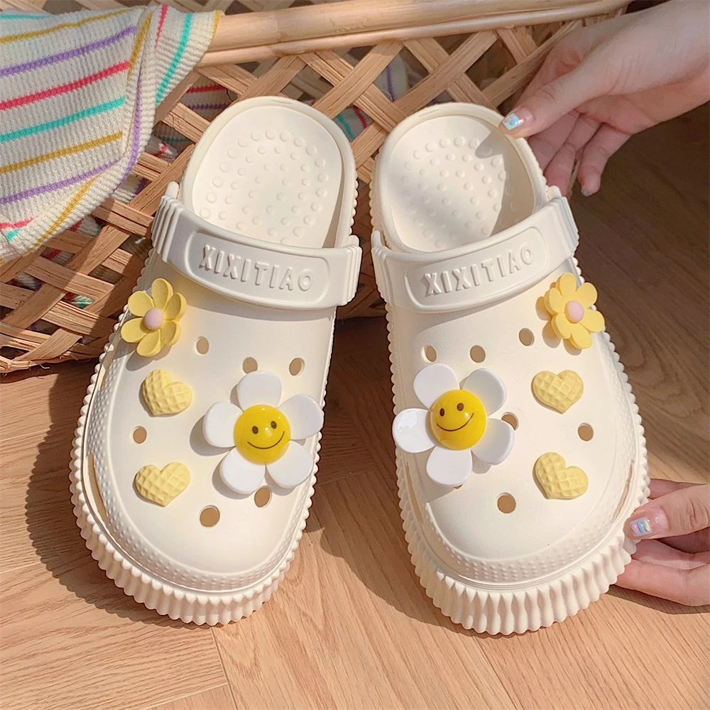 海辺のリゾートにぴったり！サンフラワーデザインの厚底サンダル