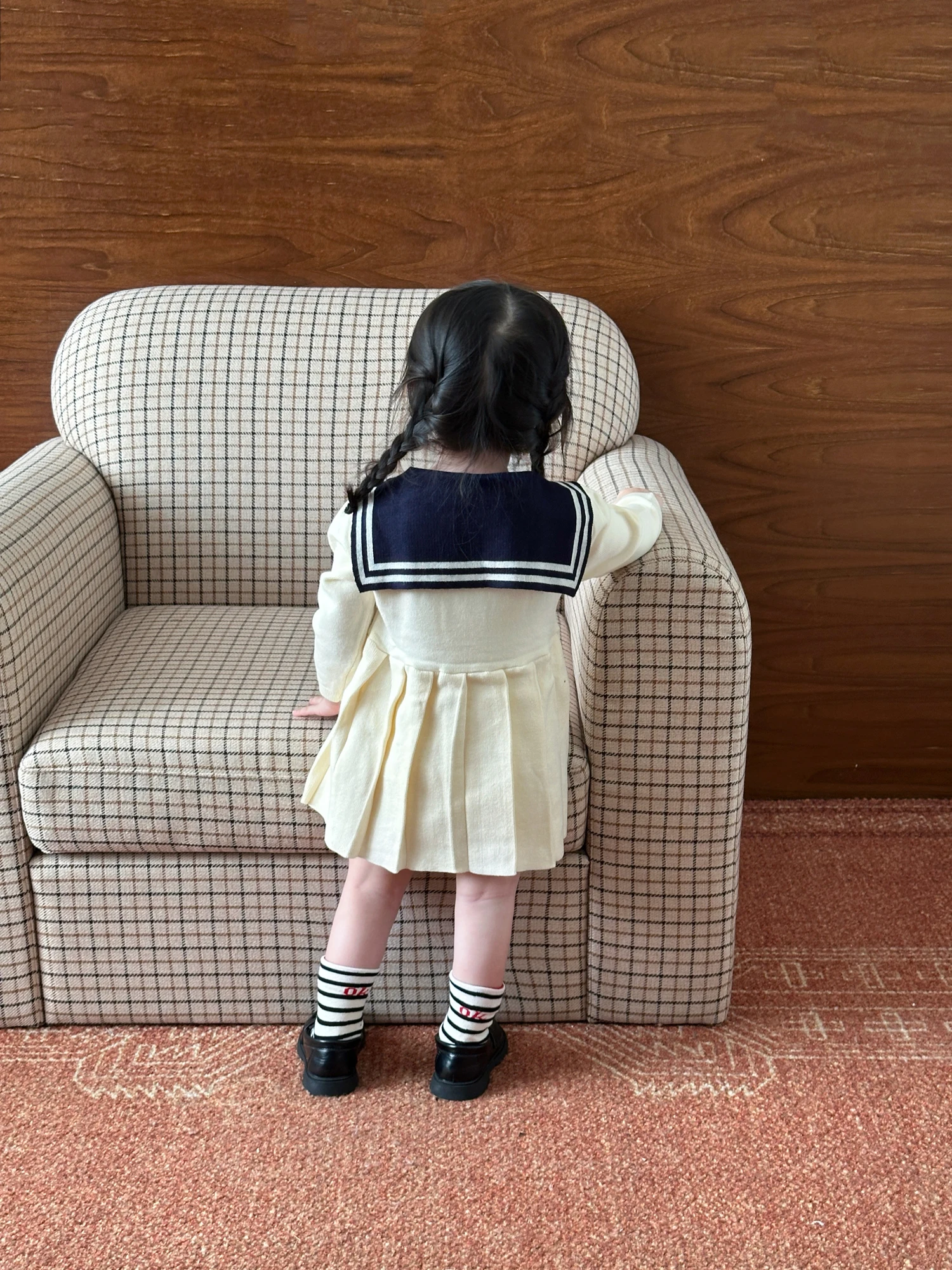 女の子用 襟付きプリーツニットワンピースの秋の着こなしと実用性
