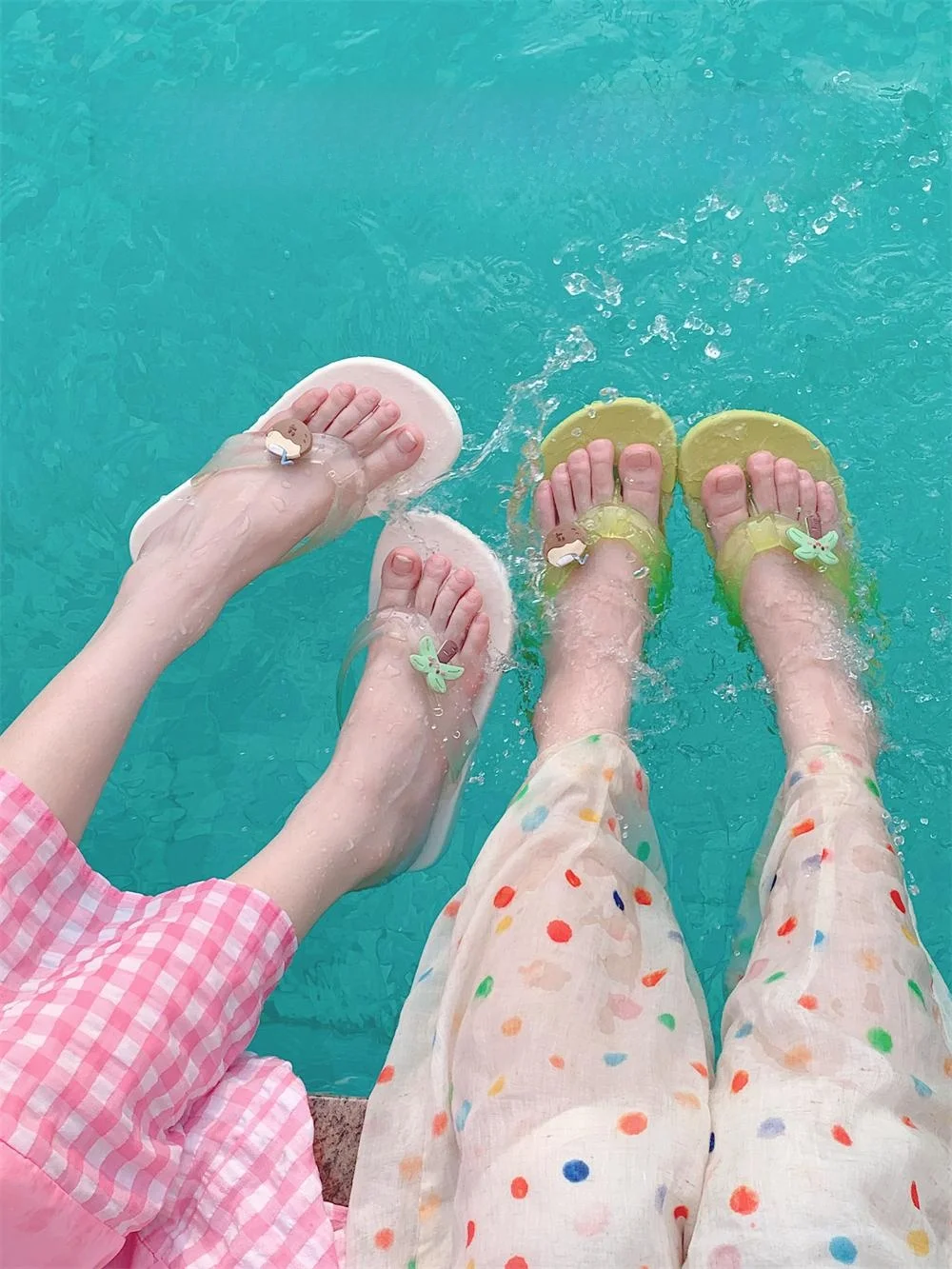 細ストライプデザインのリゾート風防臭ビーチサンダル：夏の通気性と防滑性能を実証