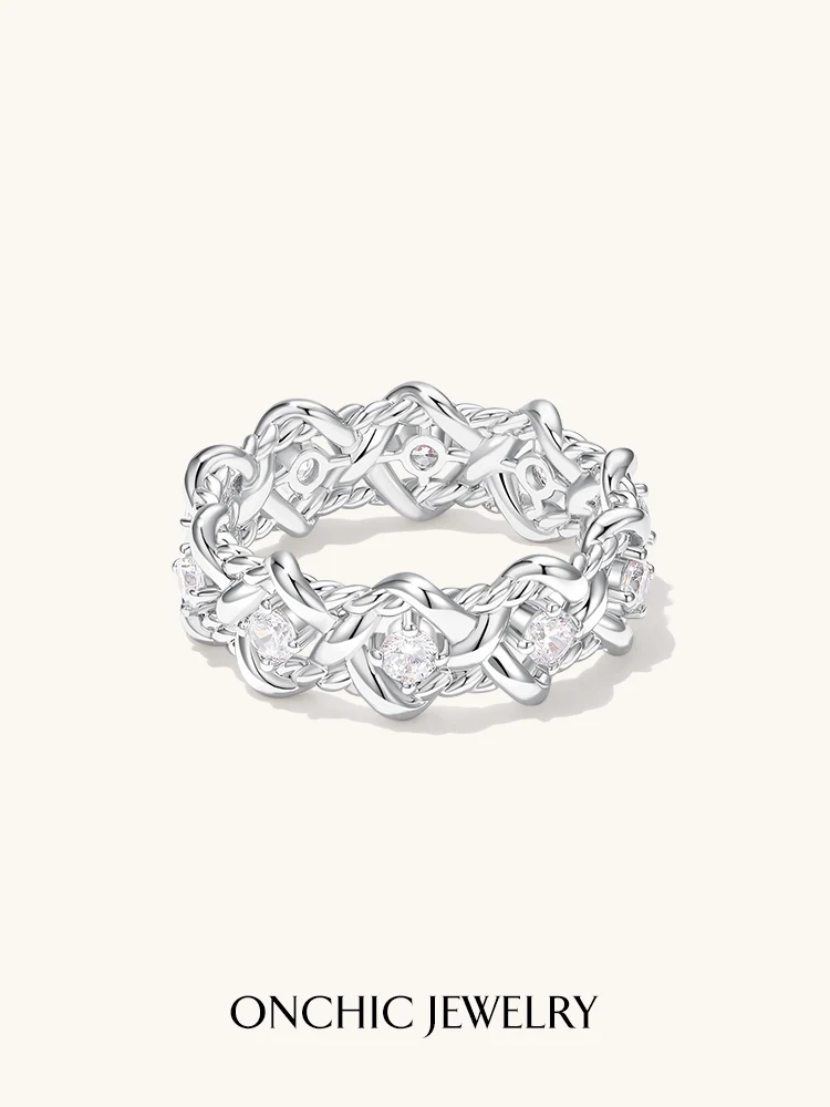 おしゃれな人が選ぶ 結婚指輪の選び方：フラワーモチーフの指輪【軽やかで高級感あり】