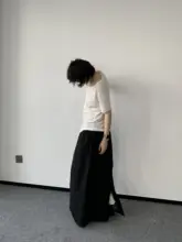 立体感のあるサイドスリット入りブラック半身スカート【フリルデザイン・ウエストゴム】