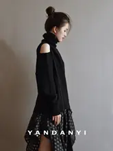 黒のハーフオフショルダー ハイネックニット【全羊毛・秋冬用】
