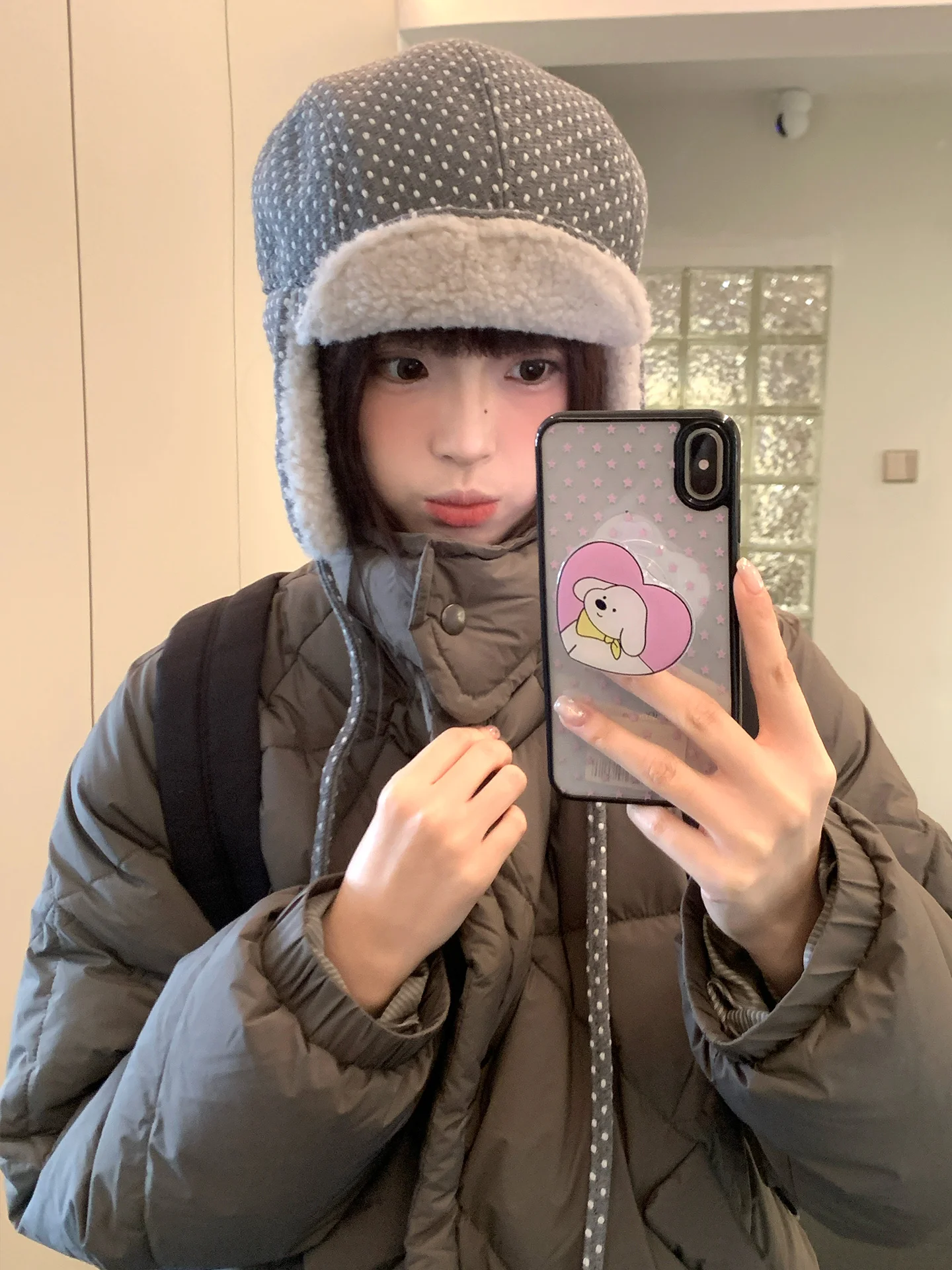 冬キャンプ 帽子 どんなのが良いか？赤いドット柄の防寒ハットが解決する3つの理由