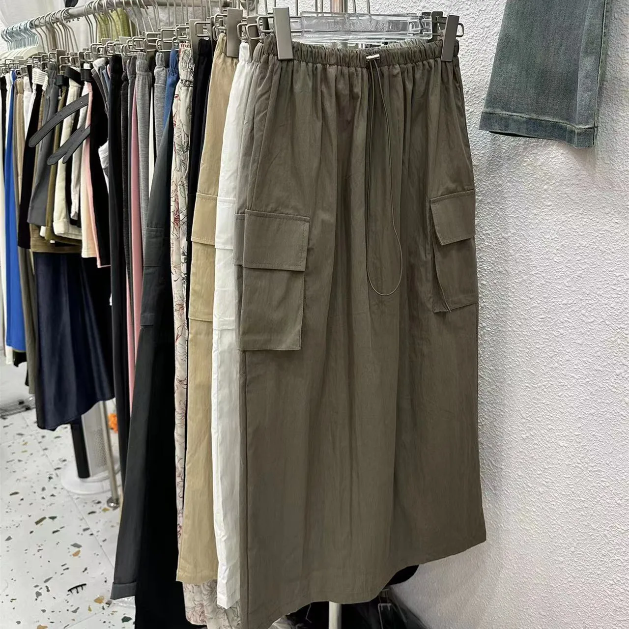 プリーツスカート コーデ 完全ガイド｜トップス選びのルールと実際の組み合わせ